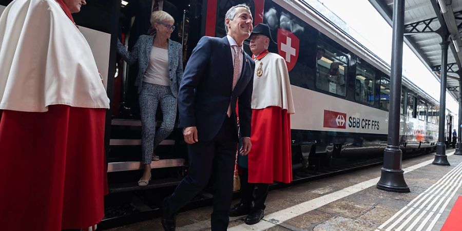 Am Mittwoch feierte das Tessin seinen Bundespräsidenten. Im Bild Bundespräsident Ignazio Cassis beim Halt des Spezialzuges in Biasca.