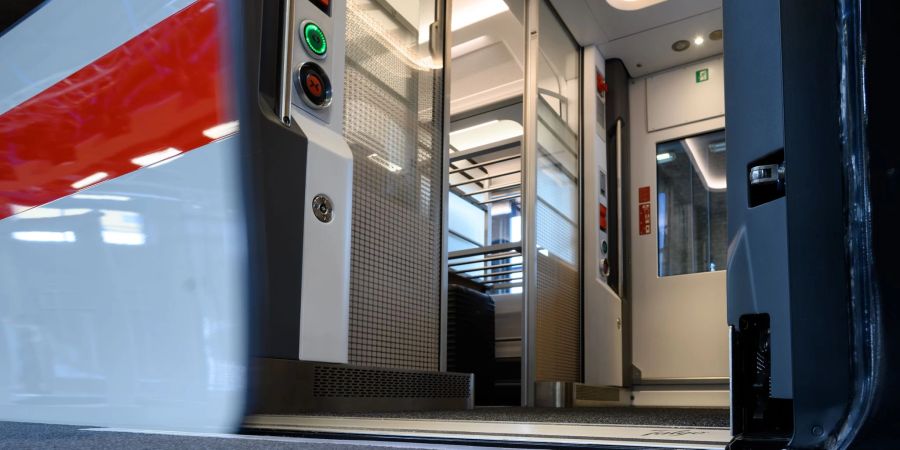 Die Bahn plant nicht nur den Einsatz von neuen Niederflurzügen, sondern auch eine Erhöhung der Fahrpreise. Das wurde bei der Präsentation des ICE-L des spanischen Herstellers Talgo bekannt.