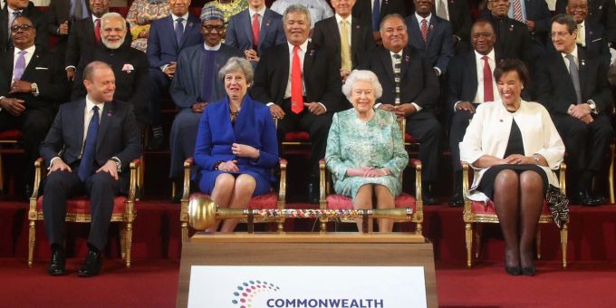 Im Jahr 2018 sitzt Königin Elizabeth II. mit den Regierungsführern der Commonwealth-Staaten für ein Foto zusammen. Im Jahr 2018 sitzt Königin Elizabeth II. mit den Regierungsführern der Commonwealth-Staaten für ein Foto zusammen.