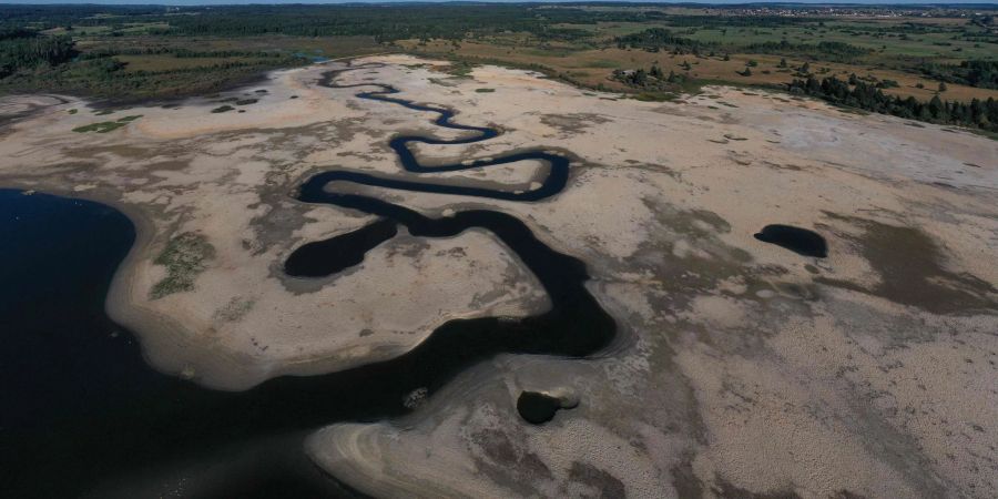 Diese Luftaufnahme zeigt den ausgetrockneten Lac du Bouverans im Osten Frankreichs.