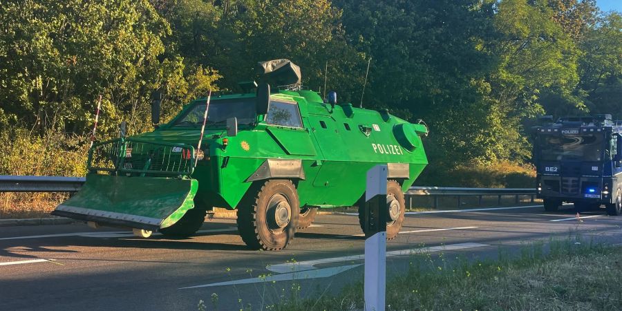 Ein Räumpanzer auf dem Weg zum Einsatzort in den Grunewald.
