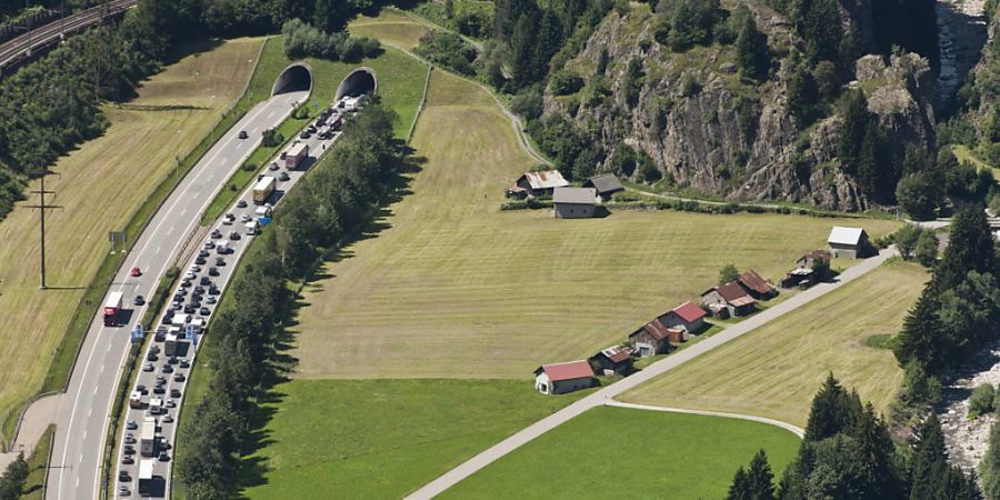 Auf der A2 in der Leventina vor dem Südportal des Gotthardtunnels war am Freitag erneut Geduld gefragt. (Archivbild)