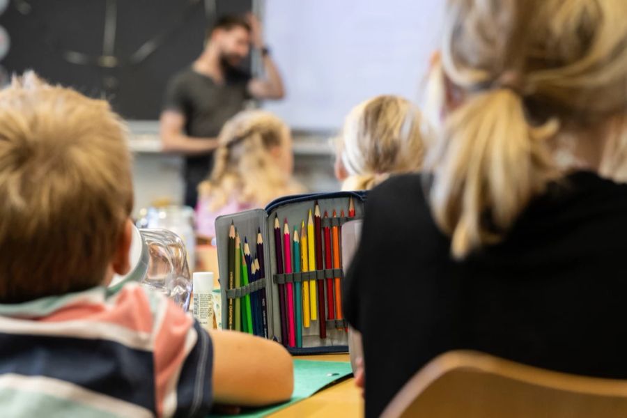 Unter anderem leiden die schulischen Leistungen darunter. (Symbolbild)