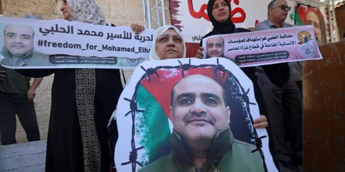 Protestierende mit einem Foto von al-Halabi Protestierende mit einem Foto von al-Halabi
