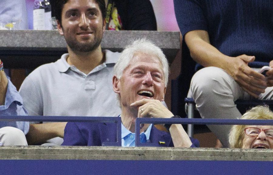 Sogar Ex-Präsident Bill Clinton ist während dem Williams-Spiel im Arthur-Ashe-Stadium zugegen.