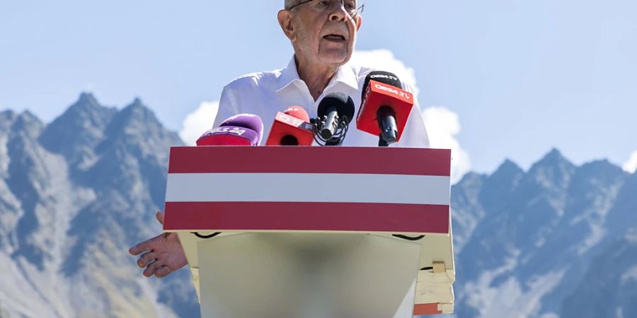 Alexander Van der Bellen, Präsident von Österreich, spricht während des Medientermins «Österreich-Erklärung» auf der Verpeilhütte im Kaunertal. Foto: Expa/Johann Groder/APA/dpa