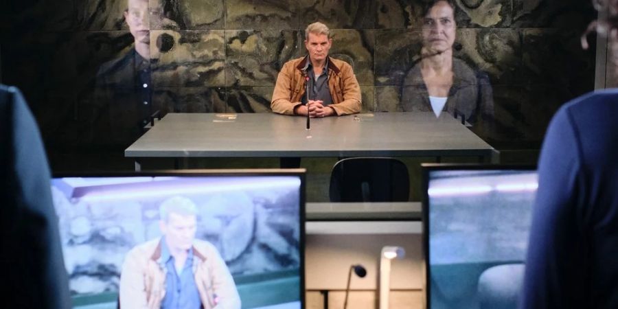 «Tatort: Das Verhör»: Entspannt und entgegenkommend gibt sich Hauptmann Kessler (Götz Otto) zu Beginn seiner Vernehmung durch Lena Odenthal (Ulrike Folkerts, r.) und Johanna Stern (Lisa Bitter, l.).