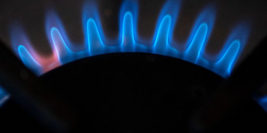 Zur Entlastung der Gas-Kunden will die Bundesregierung die Mehrwertsteuer auf Erdgas auf 7 Prozent senken. Laut YouGov-Umfrage wollen die meisten Verbraucher dennoch Gas einsparen.