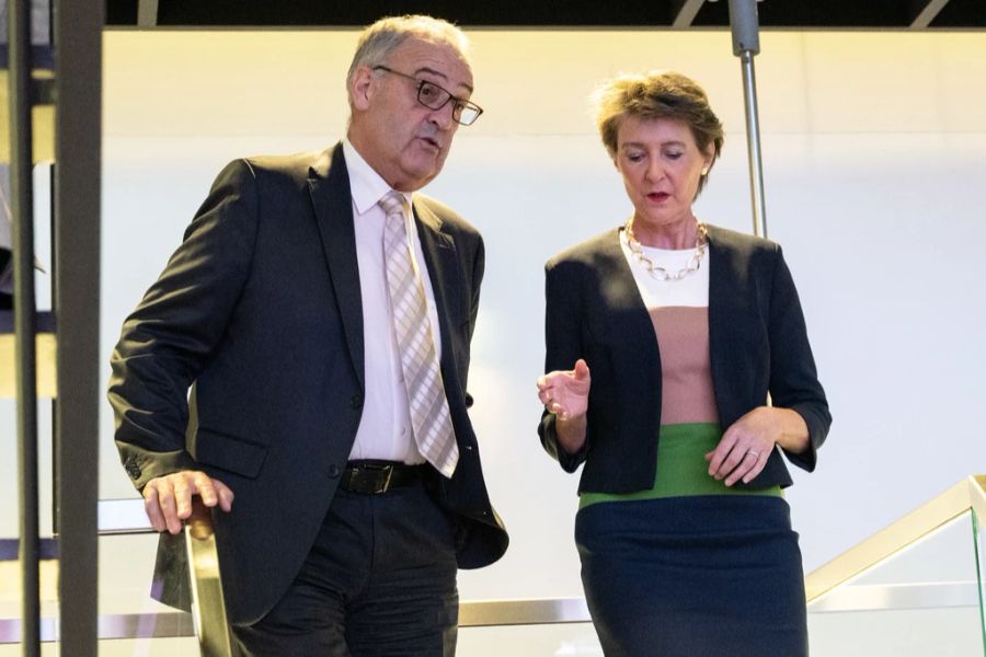 Bundesrätin Simonetta Sommaruga (r.) und Bundesrat Guy Parmelin erscheinen an einer Medienkonferenz über die Vorbereitungsmassnahmen für eine Gasmangellage am 29. Juni 2022.