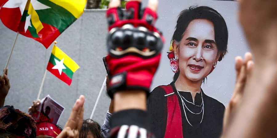 Nach der Entmachtung der damaligen De-facto-Regierungschefin Aung San Suu Kyi (Bild) hat das Militär im Februar vergangenen Jahres die Macht in Myanmar an sich gerissen und den Ausnahmezustand ausgerufen. Die Militärjunta hat den Ausnahmezustand nun um weitere sechs Monate verlängert.