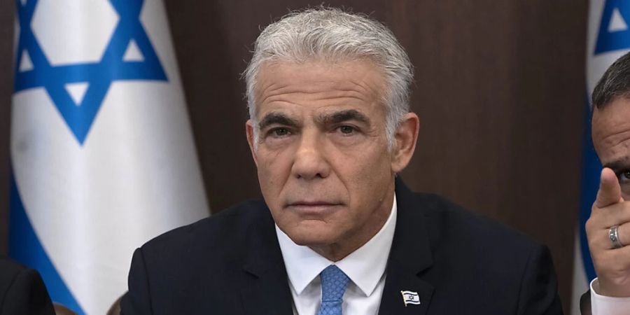 Jair Lapid (M), Ministerpräsident von Israel, bereitet sich auf eine Erklärung zu Beginn der wöchentlichen Kabinettssitzung in Jerusalem vor. Foto: Maya Alleruzzo/POOL AP/AP/dpa