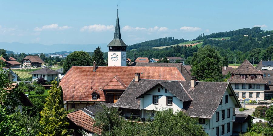 Blick auf Hasle bei Burgdorf und den Kirchturm der evangelisch-reformierten Kirche.