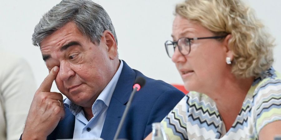 Der geschäftsführende RBB-Intendant Hagen Brandstäter und die RBB-Verwaltungsratschefin Dorette König in der Landtags-Sondersitzung im Fall Schlesinger.