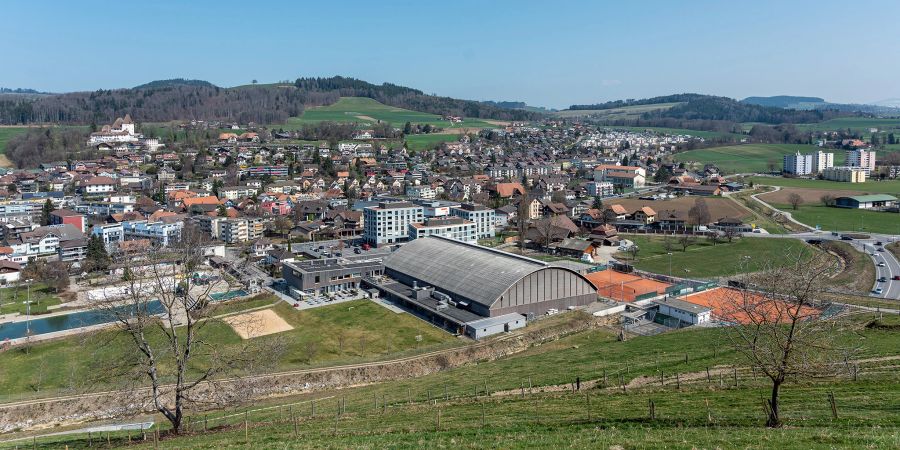 Blick auf Worb und das Schloss Worb. Vorne das Schwimmbad, die Eishalle und der Tennis Club von Worb.