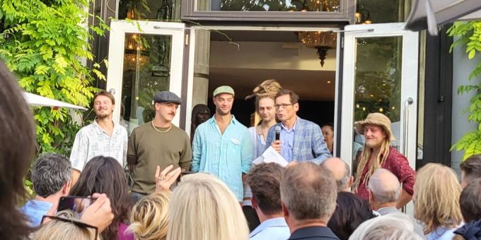 Dieser Auftritt wurde dem Musiker Julian (r. mit Dreadlocks) zum Verhängnis: «Lauwarm» am «Weltwoche»-Sommerfest 2022. weltwoche