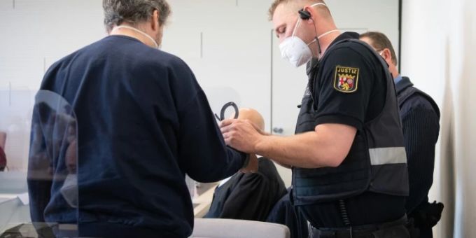 Angeklagter im Gerichtssaal Angeklagter im Gerichtssaal