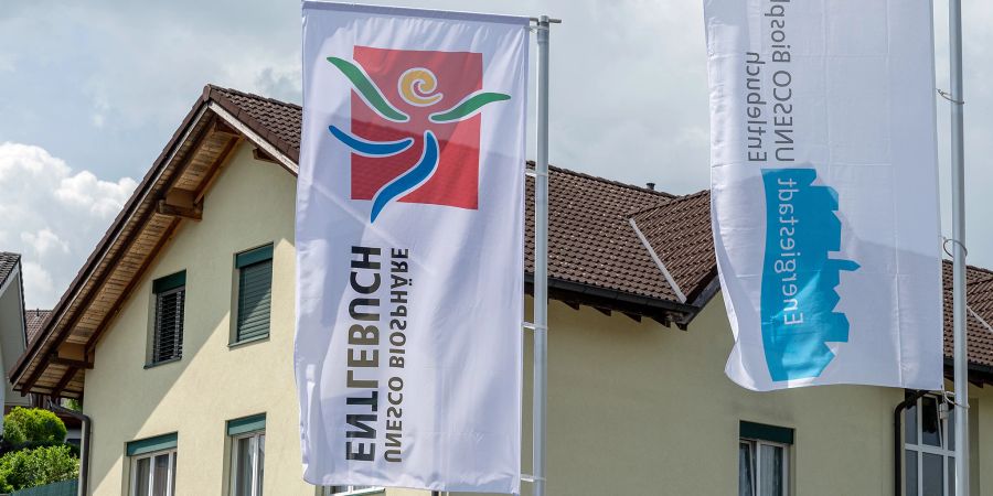 Flags die auf die Unesco Biosphäre Entlebuch hinweisen in Doppelschwand.