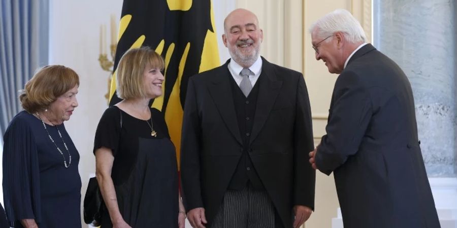 Steinmeier (v. l. n. r.), Prosor, dessen Frau Hadas und dessen Mutter Nehema