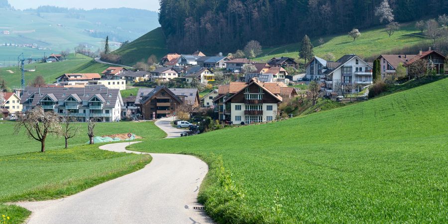 Blick auf Niederhünigen von der Holzstrasse aus.