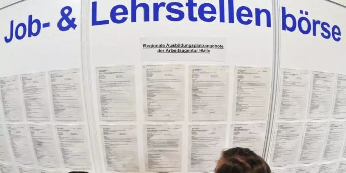 Eine Wand mit Job- und Lehrstellenangeboten. Lehrstelle