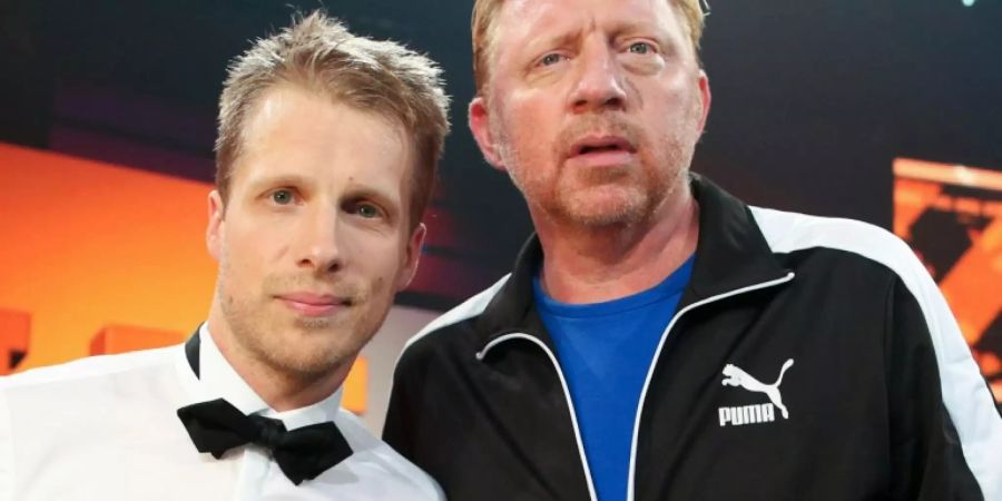 Pocher (links) ersteigert Trophäen von Boris Becker