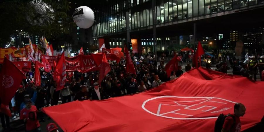 Gewerkschafter protestieren gegen die Rentenreform