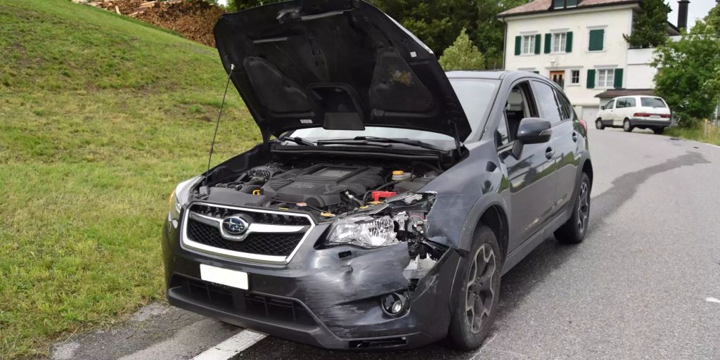 fahrrad fährt in seite von auto welcher unfall