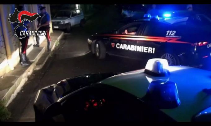 Standbild aus einem von der italienischen Polizei veröffentlichten Video in der Provinz Neapel zeigt einen Grosseinsatz gegen Clans der neapolitanischen Mafia-Organisation Camorra. Grosseinsatz gegen die italienische Mafia