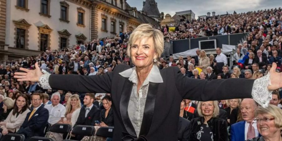 Gloria Fürstin von Thurn und Taxis breitet vor der Eröffnung der Thurn-und-Taxis-Schlossfestspiele im Innenhof des Fürstenschlosses St. Emmeram die Arme aus. Foto: Armin Weigel