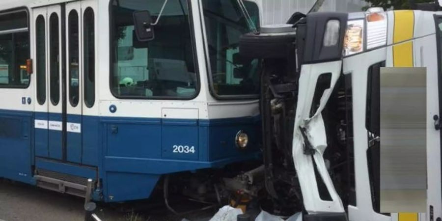 Durch den Aufprall mit dem Tram kippte der Lastwagen zur Seite. Der Chauffeur wurde dabei leicht verletzt.