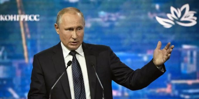 Russlands Staatschef Wladimir Putin bietet Saudi-Arabien russische Waffen an. russland putin