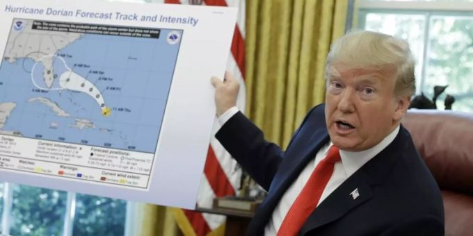 Donald Trump präsentiert im Oval Office des Weissen Hauses ein Plakat mit dem Verlauf von Hurrikan «Dorian». Foto: Evan Vucci/AP Donald Trump