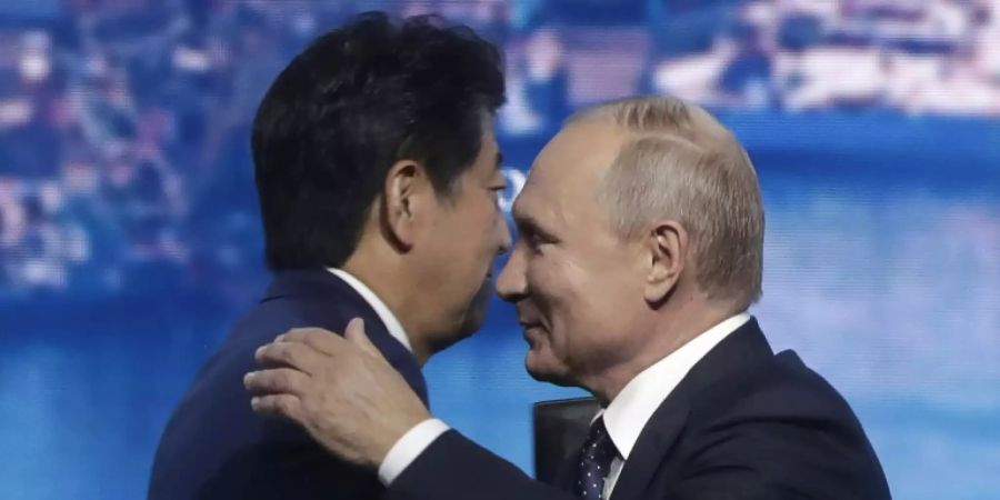 Shinzo Abe (links) und Wladimir Putin in Wladiwostok