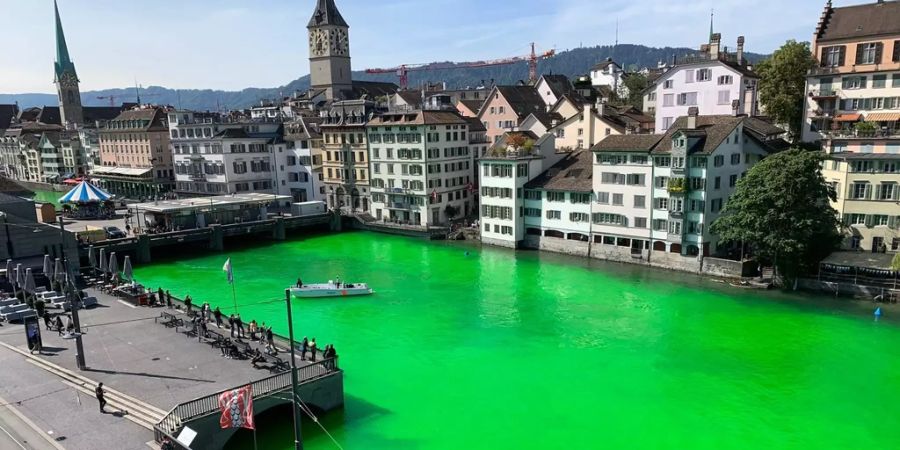 Klima-Aktivisten von Extinction Rebellion färbten die Limmat im Kreis 1 knallgrün.