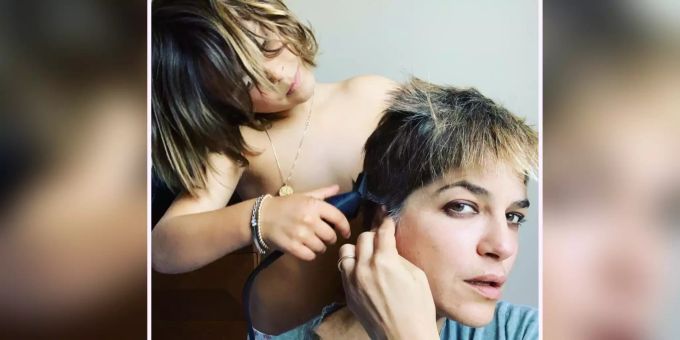 Wegen MS-Krankheit - Söhnchen (8) von Selma Blair rasiert ihr die Haare