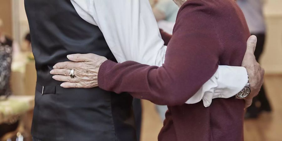 Auch im Alter noch das Tanzbein schwingen: Schweizer Seniorinnen und Senioren sehen ihre eigene Gesundheit und Lebensqualität positiv. Trotz chronischer Erkrankungen. (Symbolbild)