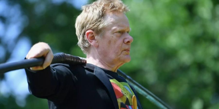 Philippe Petit bei Drahtseilakt im Juni