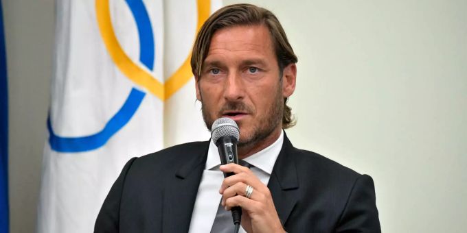 Die Vereins-Legende Francesco Totti vom Serie-A-Club AS Rom spricht während der heutigen Pressekonferenz. Totti AS Rom