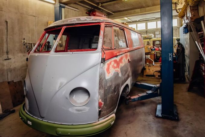 Hier wartet noch viel Arbeit auf Fingers Crew. VW Bus Bulli