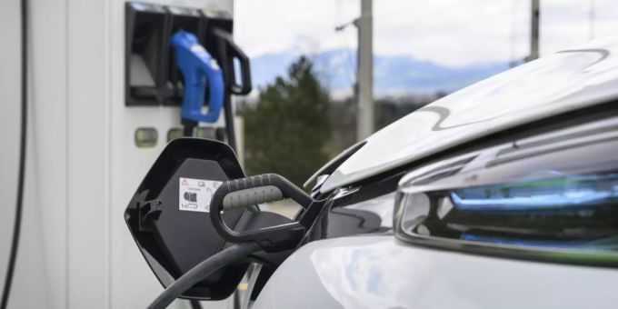 In Baden findet die Eröffnung der ersten öffentlichen E-Ladestation für Taxis statt. Eröffnung der ersten öffentlichen E-Ladestation für Taxis.