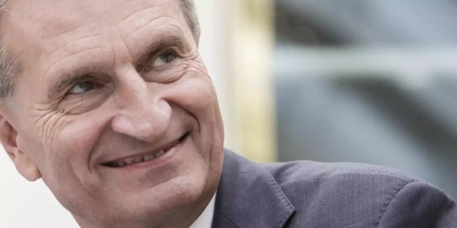 EU-Kommissar Günther Oettinger möchte dem VfB Stuttgart helfen. Foto: Thierry Roge/BELGA