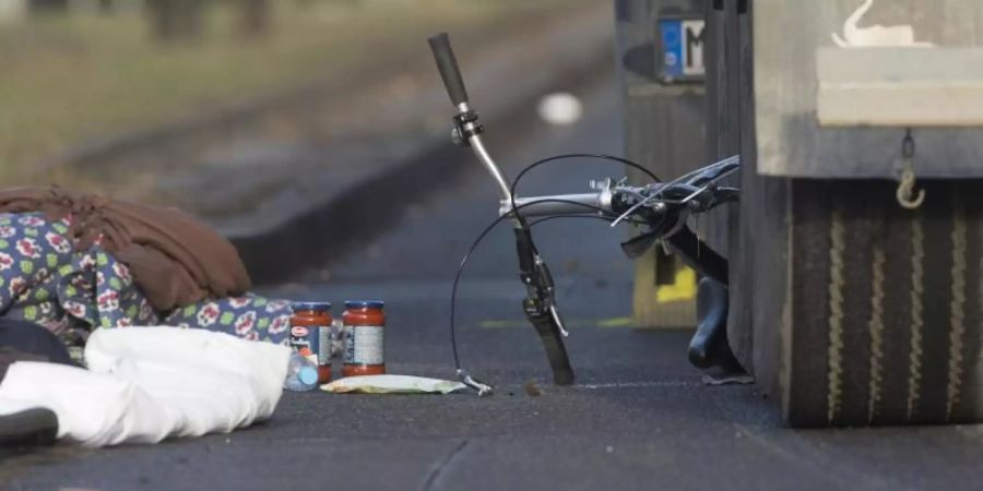 Das Rad einer Frau liegt in Berlin zwischen den Reifen eines Lkw. Die Radfahrerin starb noch an der Unfallstelle. Foto: Paul Zinken