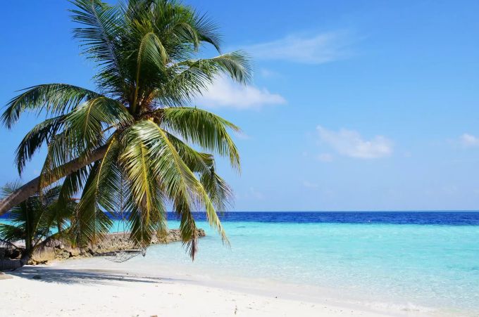 Mit solchen Bildern von sonnigen Stränden und glasklaren, warmen Wasser locken die Malediven normalerweise Tausende auf ihre Inseln. Malediven Temperatur