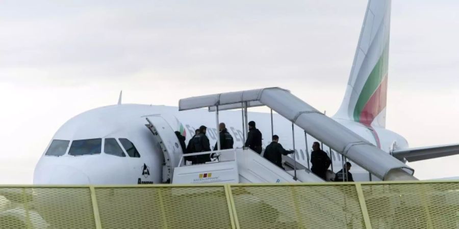 Abgelehnte ASylbewerber steigen in ein Flugzeug