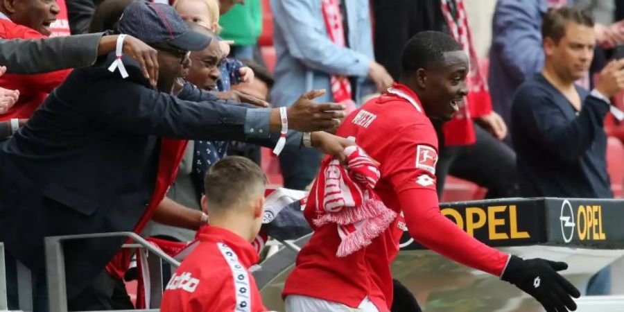 Jean-Philippe Mateta (r) hat seinen Vertrag bei Mainz o5 verlängert. Foto: Thomas Frey