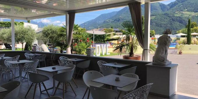 Der gemütliche Essbereich des Campingplatzes. Campingplatz