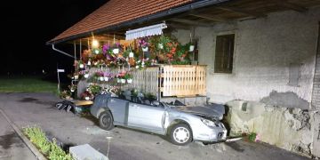 Das Auto prallte mit der linken Fahrerseite massiv gegen die Veranda.