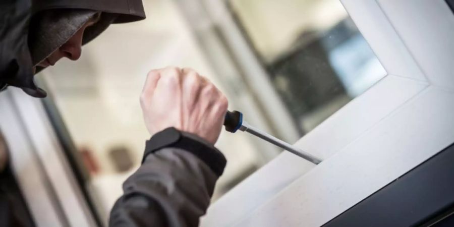 Demonstration eines Einbruchs durchs Fenster