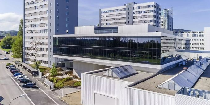 Der neue Innovationscampus der Bühler Group in Uzwil schlägt eine Brücke zwischen den bestehenden Fabrikgebäuden und den modernisierten Anwendungslabors. Der neue Innovationscampus der Bühler Group in Uzwil schlägt eine Brücke zwischen den bestehenden Fabrikgebäuden und den modernisierten Anwendungslabors.