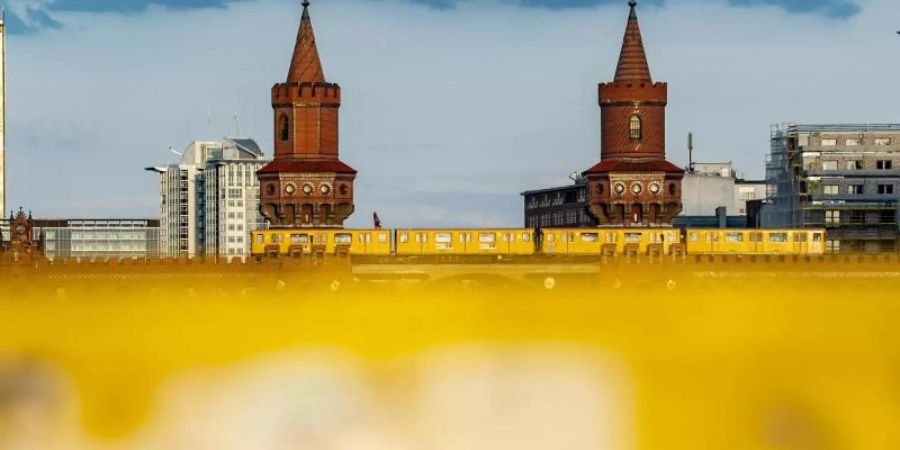 Wolken hängen über der Oberbaumbrücke in Berlin. Foto: Paul Zinken